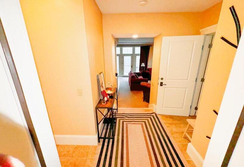 Дом 3 Спальни, Blossom Haven Charming 3br Condo
