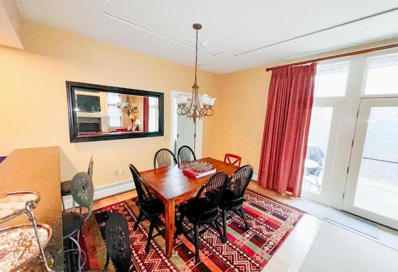 Дом 3 Спальни, Blossom Haven Charming 3br Condo