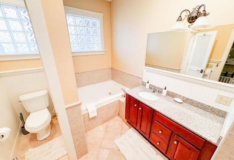 Дом 3 Спальни, Blossom Haven Charming 3br Condo