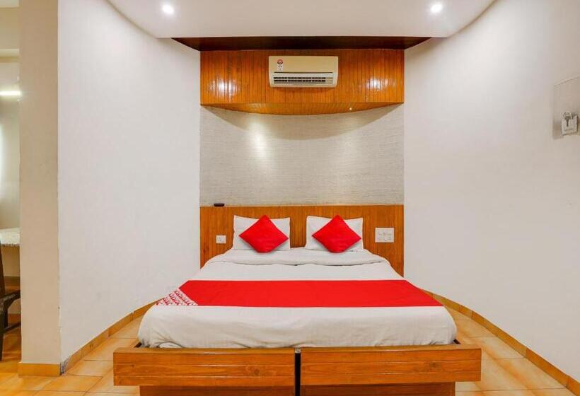 اتاق کلاسیک سه تخته, Oyo Hotel Roshni