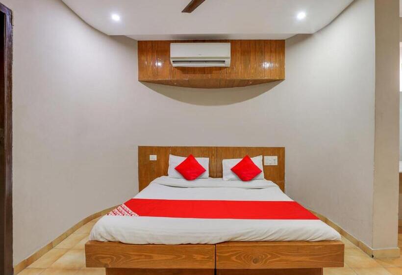 اتاق کلاسیک سه تخته, Oyo Hotel Roshni