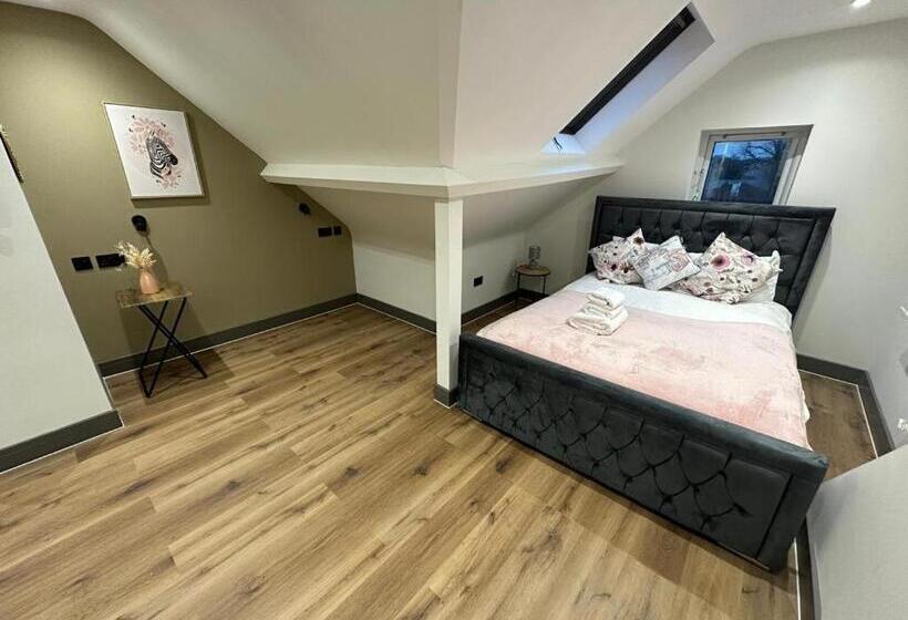 Номер Стандарт, Burnt Oak Stays