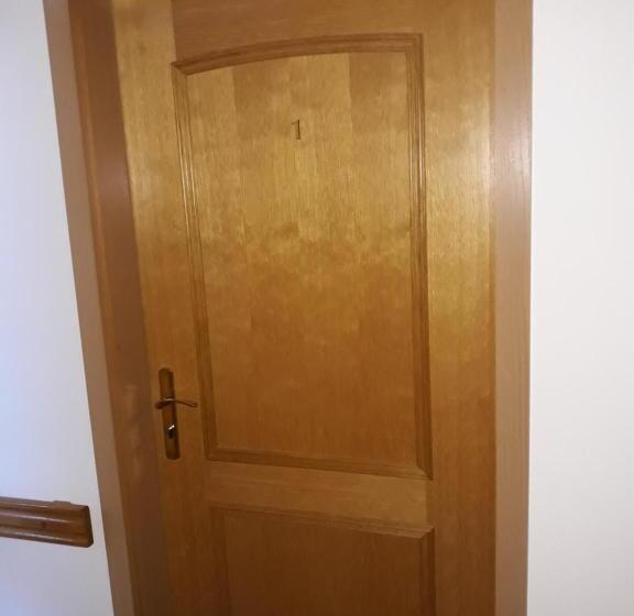 اتاق چهار تخته با دستشویی مشترک, Gradska Kavana Guest House