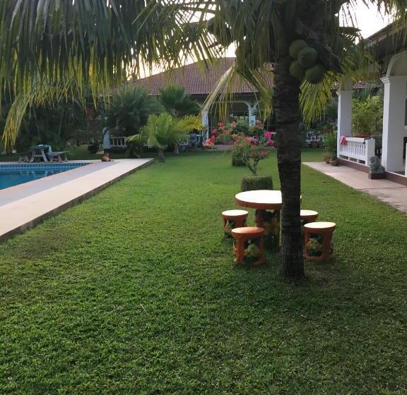 발코니 디럭스 룸, Palm Gardens Resort, Bang Saphan