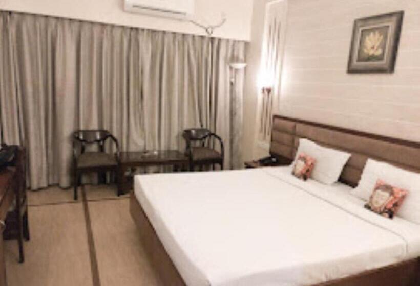 带大床的豪华间, Nakshatra,guwahati