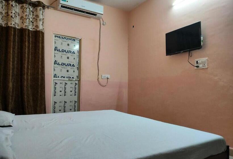 اتاق کلاسیک سه تخته, Oyo The Indian Guest House