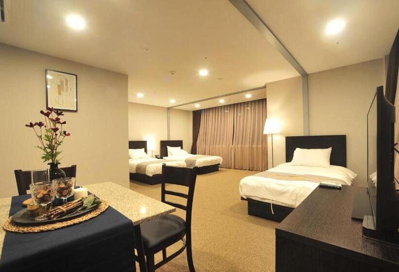 اتاق لوکس سه تخته, The Triny Urban Suites