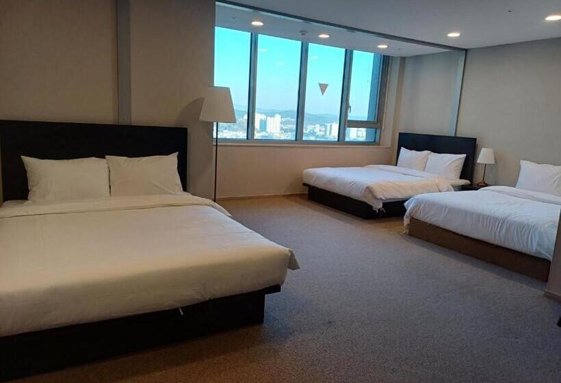اتاق لوکس سه تخته, The Triny Urban Suites