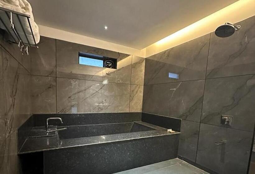 غرفة قياسية مطلّة علي حمام السباحة, Sajjan Bagh Resort Kumbhalgarh
