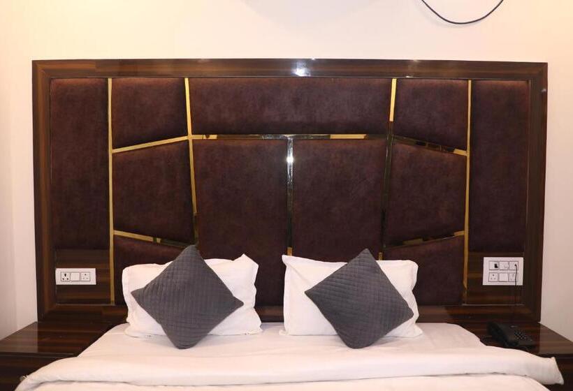 Номер Deluxe Кровать Кинг, Shreya Galaxy With Swimming Pool  Best Property In Haridwar