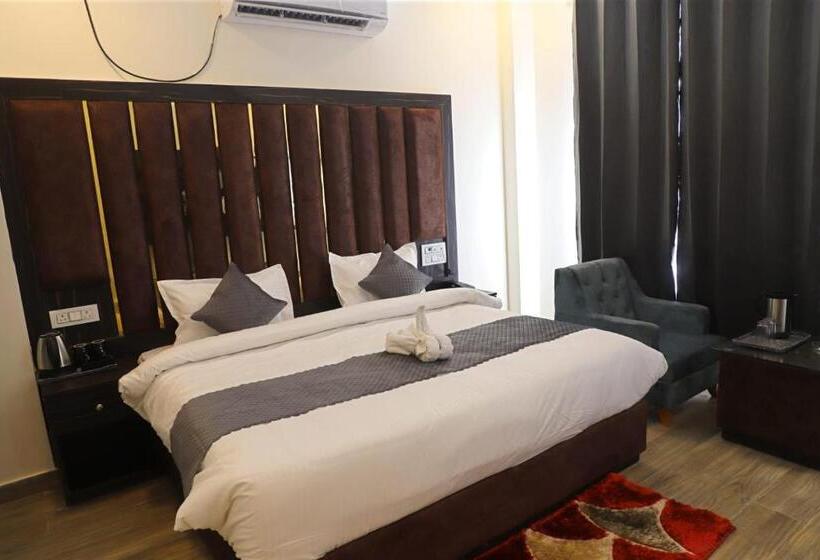 Номер Deluxe Кровать Кинг, Shreya Galaxy With Swimming Pool  Best Property In Haridwar