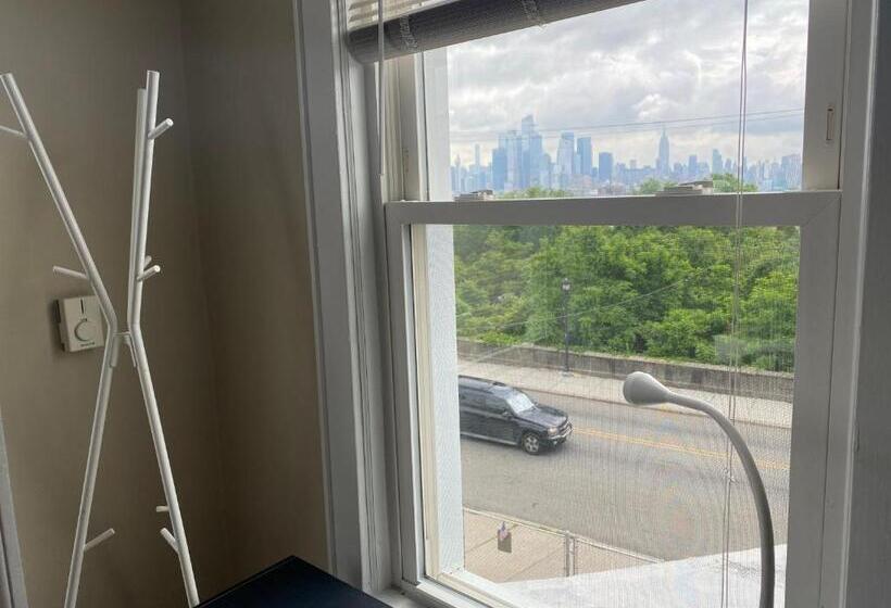 Номер Стандарт, Cozy Apartment With City Skyline. Easy Commute Midtown Manhattan