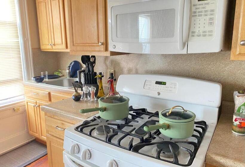 Номер Economy Индивидуальный, Cozy Apartment With City Skyline. Easy Commute Midtown Manhattan
