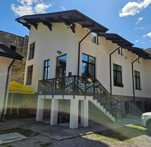 Номер Стандарт, In Longfield Town