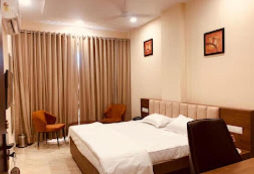Номер Deluxe, The Imperial Hotel And Convention Centre Kanpur