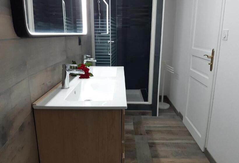 Номер Deluxe, Manoir Saint Pardoux 63680