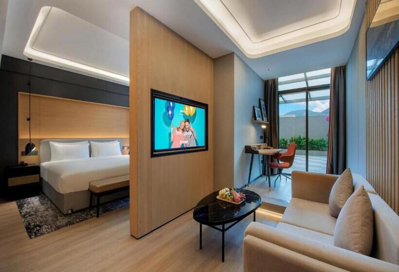 带双人大床的行政管理套房, Park Inn By Radisson Zhuhai Gaolan Port