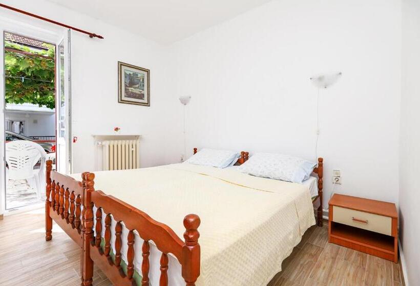 اتاق سه‌نفرۀ استاندارد با سرویس بهداشتی بیرون از اتاق, Apartmani I Sobe Radojičić