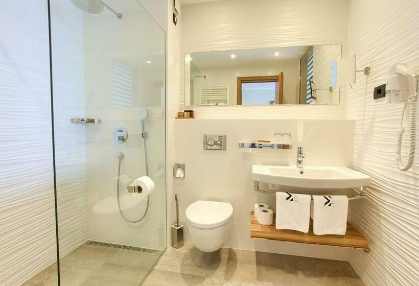 اتاق لوکس با بالکن و چشم‌انداز دریا, Villa Margaret