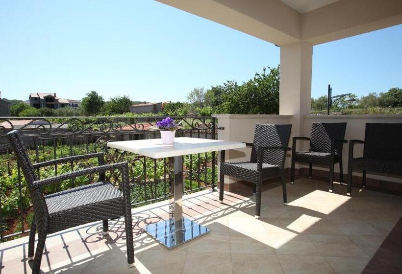 2 Bedroom Apartment Garden View, Villa Margaret