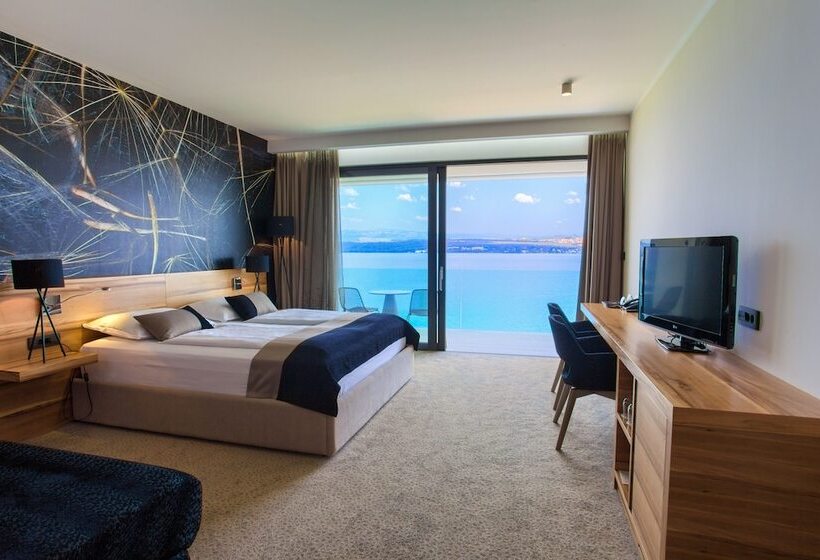 اتاق لوکس با بالکن و چشم‌انداز دریا, Villa Margaret