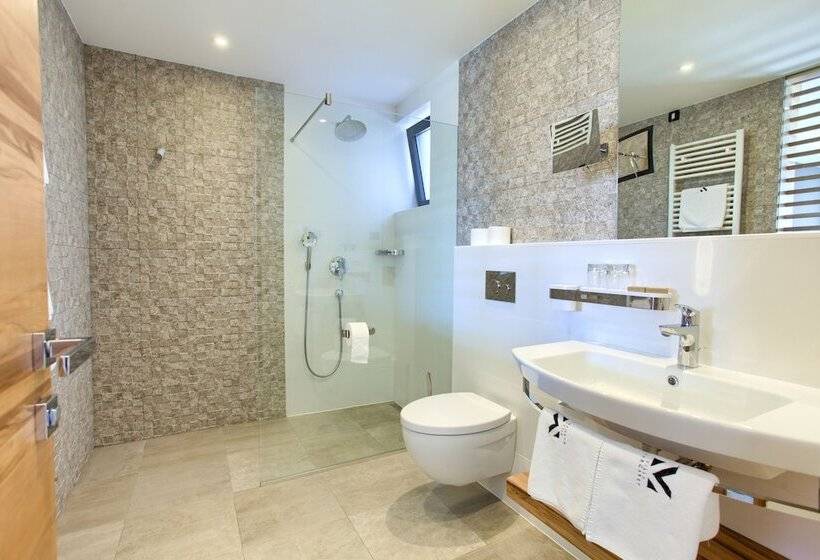 سوییت جونیور با چشم‌انداز جانبی دریا, Villa Margaret