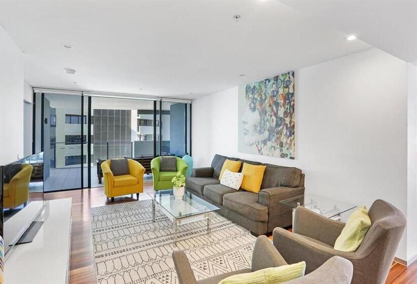 3 Bedroom Apartment Side Sea View, Ambience On Burleigh Beach