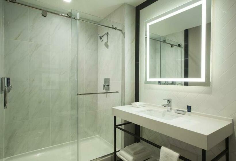 带大床的豪华间, Four Points By Sheraton Manhattan Midtown West