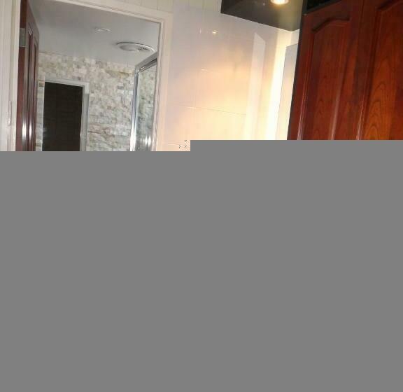 Семейный Номер, Country Plaza Motor Inn