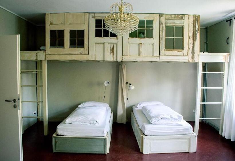 חדר סטנדרטי לארבעה עם חדר אמבטיה משותף, Hostel & Garten Eden