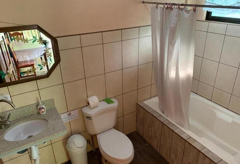 Quarto Quadruple Standart Vista Jardim, Laureles Collection Uvita   Cabinas Los Laureles