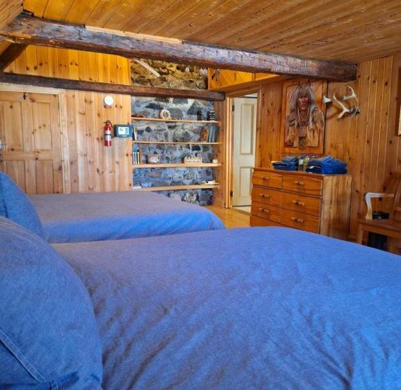 غرفة قياسية ثلاثية, Auberge Le P Tit Bonheur   Hostel