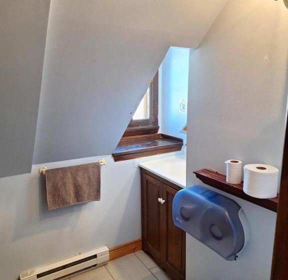 バス共有のスタンダードルーム, Auberge Le P Tit Bonheur   Hostel