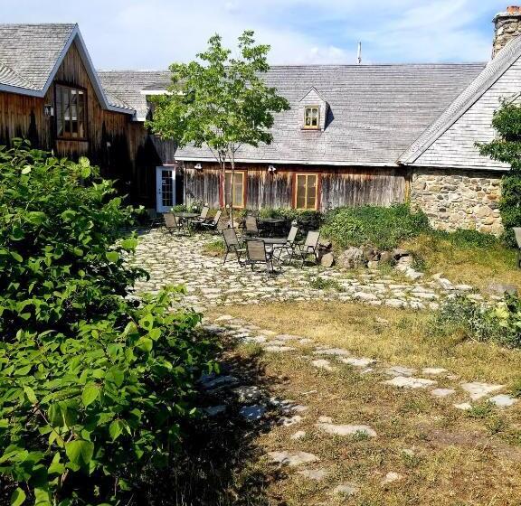 Номер Стандарт Трехместный, Auberge Le P Tit Bonheur   Hostel