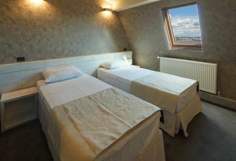 اتاق استاندارد سه نفره, Ymy Hotels Târgu Jiu