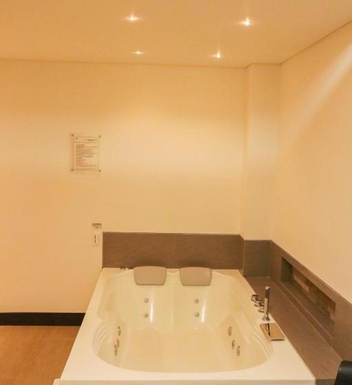 Quarto Superior com Hidromassagem, Loyds