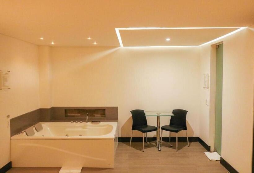Quarto Superior com Hidromassagem, Loyds