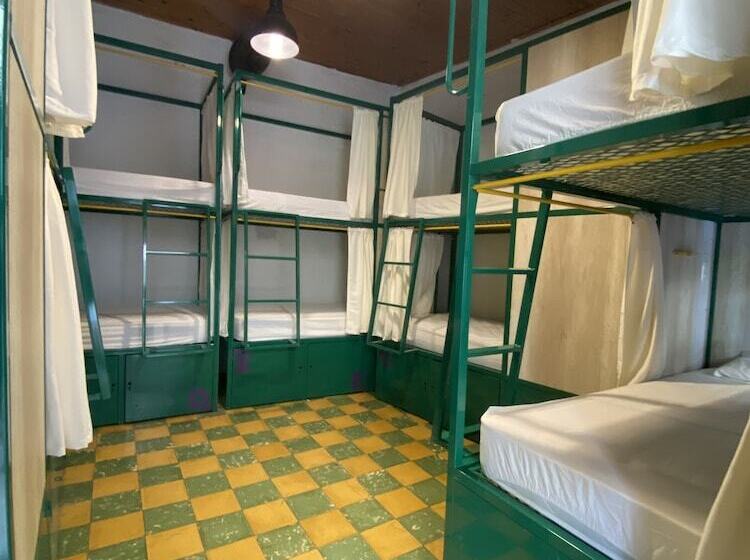 공용 욕실 구비 공동 객실 내의 침대, Viajero Hostel Cali & Salsa School