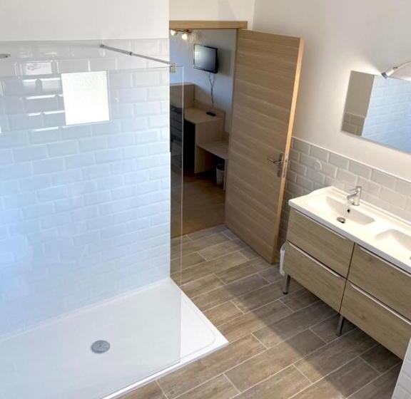 Четырехместный Номер Стандарт с Балконом, Hôtel Le Plaisance