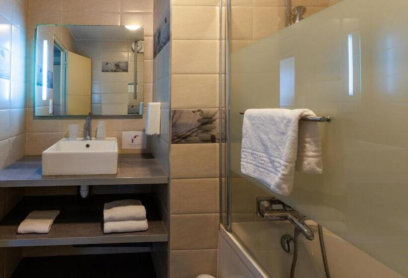 Номер Deluxe с Балконом, Logis Hôtel Le Rochelois