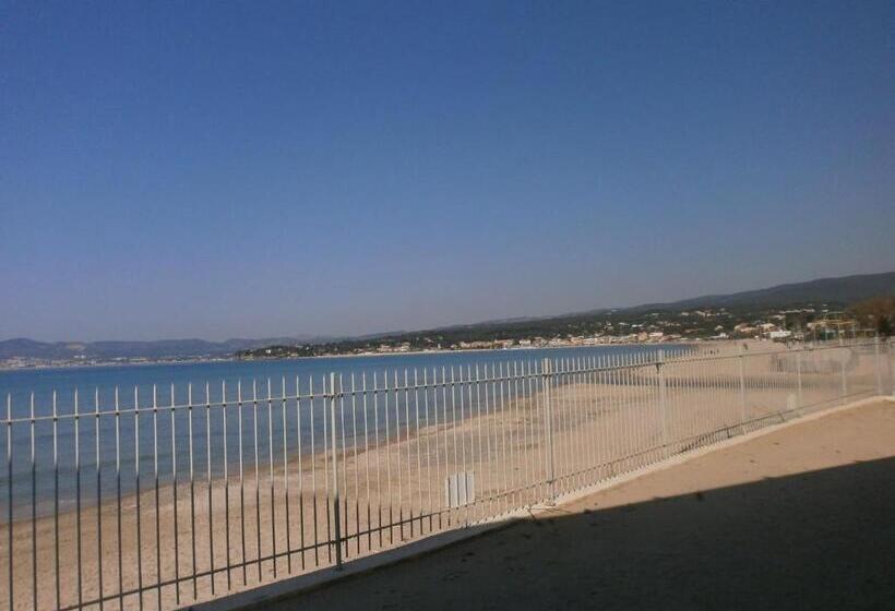 اتاق راحتی, Au Tapis De Sable
