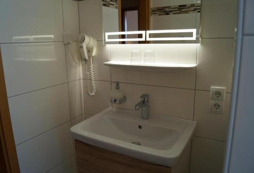 اتاق کلاسیک چهارنفره, Neuses