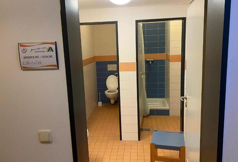 标准四人间共用浴室, Jugendherberge Lübeck Altstadt