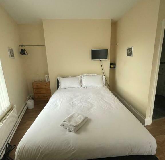 Economy Triple Room, Mersey View Hotel & Pub