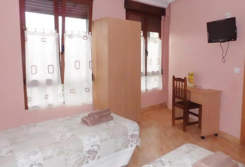 اتاق استاندارد سه نفره, Hostal Abastos