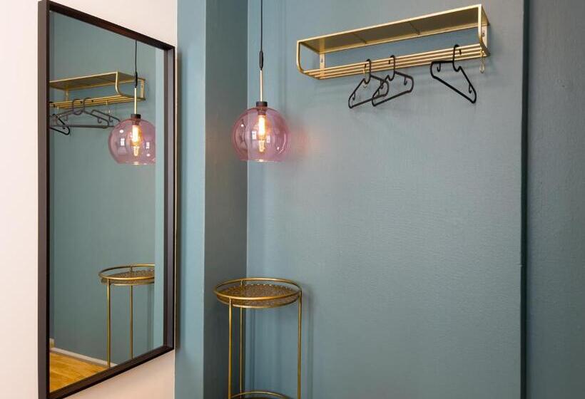 اتاق استاندارد با سرویس بهداشتی مشترک, Where To Sleep