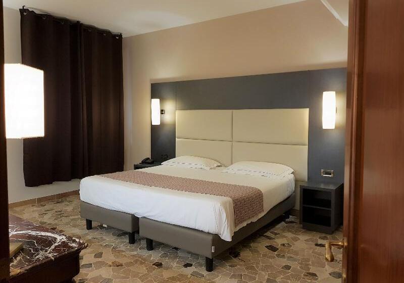 Кровать в Общей Комнате, Mido Hostel
