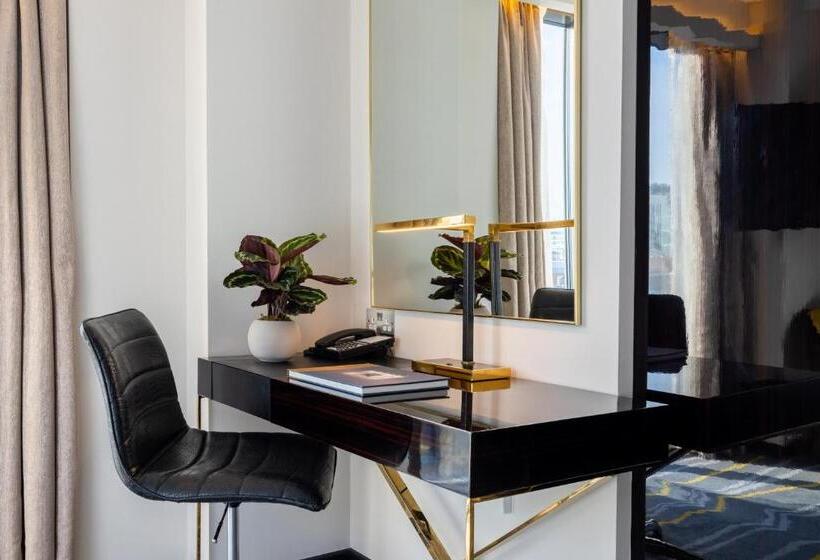 اتاق سوپریور, Saint London