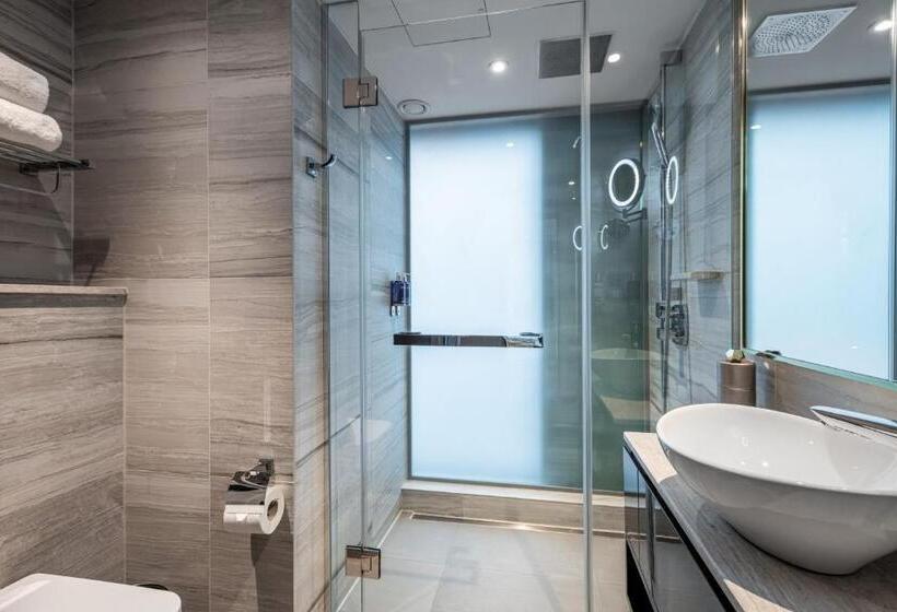 اتاق پرمیوم, Saint London