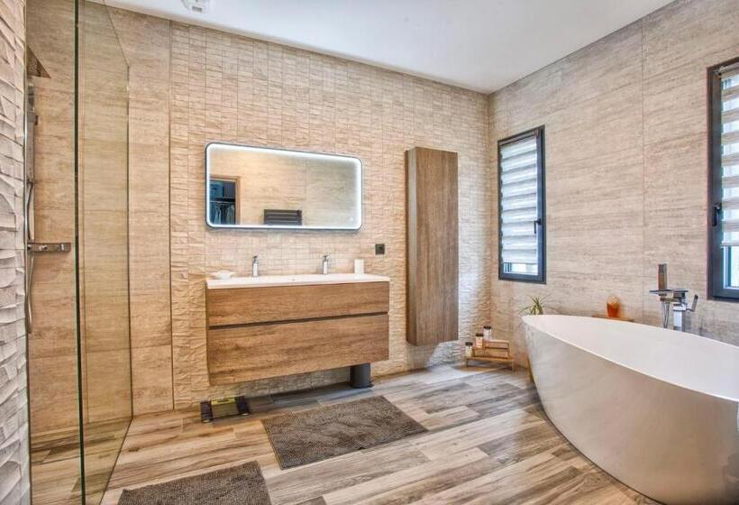 Дом 1 Спальня, Villa Howard — Jacuzzi, Tranquility & Parking